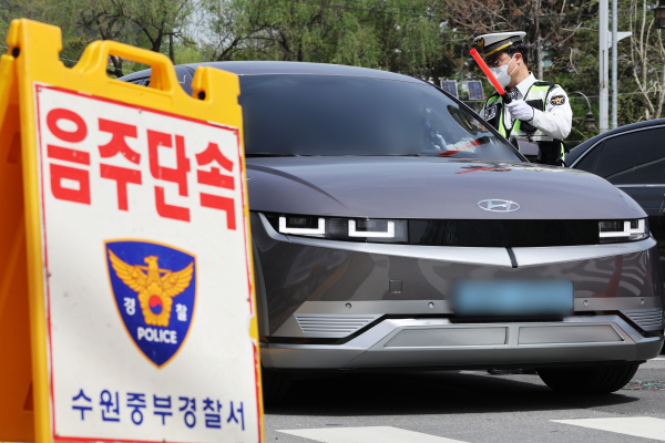 경기도 수원시 광교산 입구에서 수원중부경찰서 경찰관들이 행락철 음주단속을 하고 있다. 사진=연합뉴스 제공