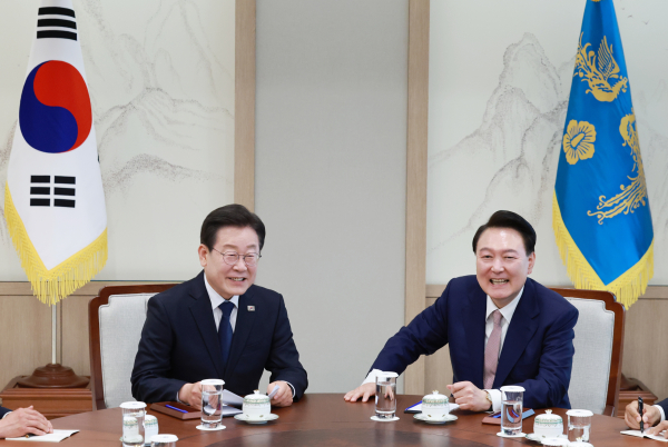 윤석열 대통령과 이재명 더불어민주당 대표가 29일 서울 용산 대통령실 집무실에서 영수회담을 하고 있다. 사진=연합뉴스