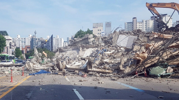 지난 2021년 6월 9일 오후 광주 동구 학동 주택재개발 현장에서 철거 중이던 5층 건물이 무너져, 인근 시내버스 정류장에 정차된 시내버스를 덮친 직후 모습. 사진=연합뉴스 제공