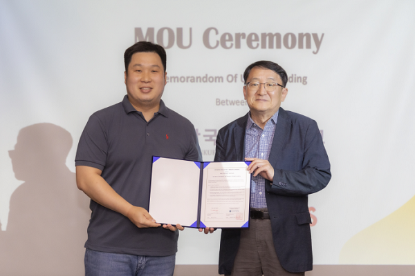 한국외대 SW중심대학사업단의 최근 산학교류 관련 MOU 교환 모습. 사진=한국외국어대학교 제공