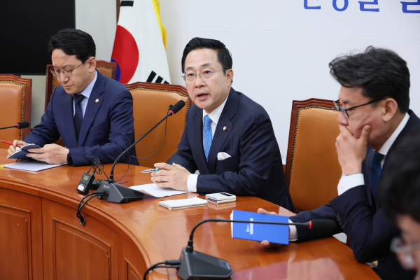 박성준 더불어민주당 수석대변인이 29일 국회 당 대표 회의실에서 영수회담 결과에 대해 브리핑하고 있다. 왼쪽부터 천준호 대표비서실장, 박 대변인, 진성준 정책위의장. 사진=연합뉴스