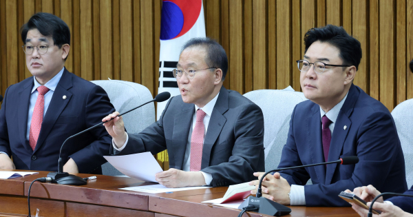 윤재옥 국민의힘 원내대표(가운데)가 30일 오전 국회에서 원내대책회의를 하고 있다. 사진=연합뉴스