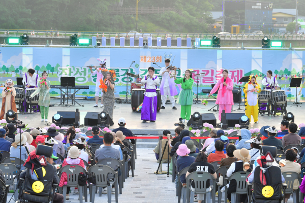 사진=지난 5월 길동무 꽃길축제에서 창극 공연 중인 (사)청강창극단