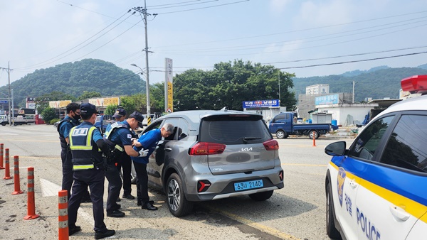 칠곡경찰서는 지난 26일 오전 10시경 석적읍, 가산면, 동명면 일대에서 범죄예방대응과 주관으로 납치 도주 사건 대응 훈련을 하고 있다.