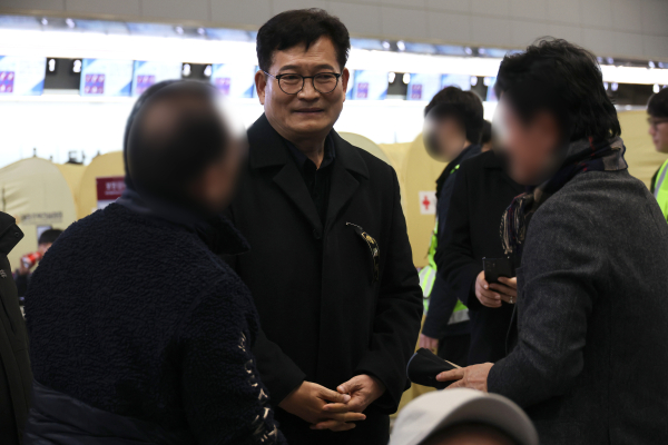 민주당 '돈봉투 의혹'에 개입한 의혹을 받고 있는 송영길 소나무당 대표가 30일 전남 무안국제공항에서 제주항공 참사 희생자 유가족과 대화하고 있다. 2024.12.30