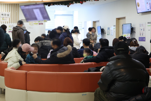 서울 한 어린이 전문 병원이 내원객들로 붐비고 있다. 사진=연합뉴스