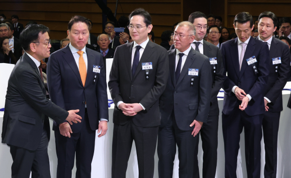 [기획]복합위기 속 설명절에도 경영전략 짜는 총수들 - 매일일보