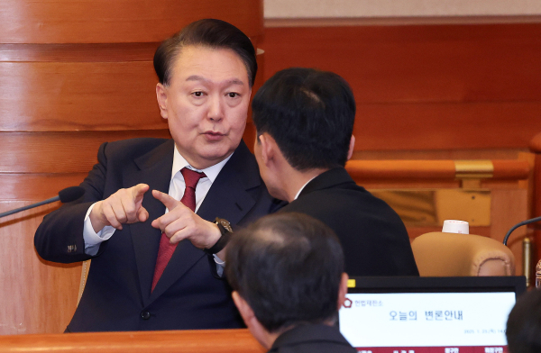 윤석열 대통령이 23일 서울 종로구 헌법재판소에서 열린 탄핵심판 4차 변론에 출석해 변호인단과 대화하고 있다. 사진=연합뉴스