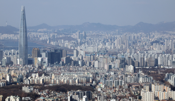 지난 12일 서울시의 토허제 해제 발표 직후 잠삼대청 일대 부동산이 들썩이고 있다. 사진은 지난 23일 서울 아파트. 사진=연합뉴스 제공