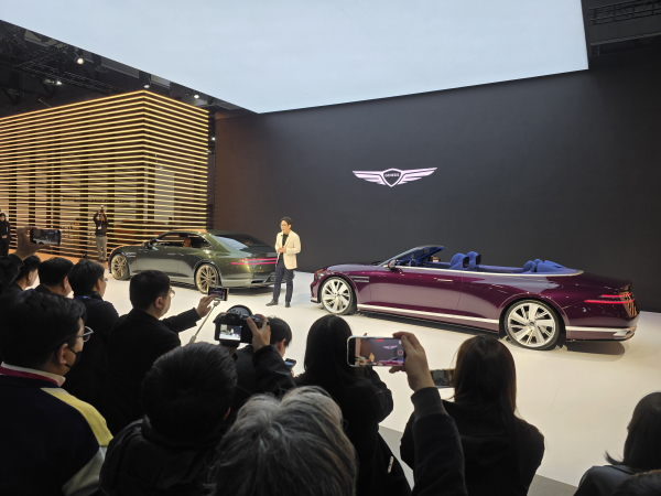 윤일헌 제네시스디자인센터장 상무가 '엑스 그란 쿠페 콘셉트'와 '엑스 그란 컨버터블 콘셉트' 등 2도어 콘셉트 모델을 소개하고 있다. 사진=김현우 기자