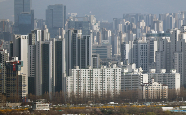 각종 건축 규제와 원자잿값 상승 여파로 리모델링에 관심을 둔 노후 단지들이 늘어나는 모양새다. 사진은 지난 6일 한강에서 바라본 강남 일대 아파트. 사진=연합뉴스 제공