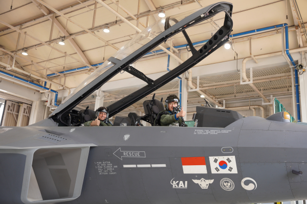 UAE 공군 KF-21 시제기 탑승…KAI, "방산 수출 협력 확대 기대 ...