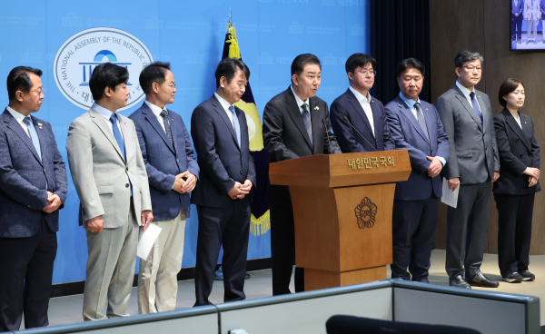 김병기 더불어민주당 신임 원내대표가 15일 서울 여의도 국회 소통관에서 원내대표단 인선을 발표하고 있다. 사진=연합뉴스