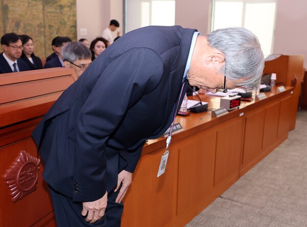 <b>유홍준</b> '<b>소장품 셀프 출품</b>'…문체위 여야 한 목소리 질타