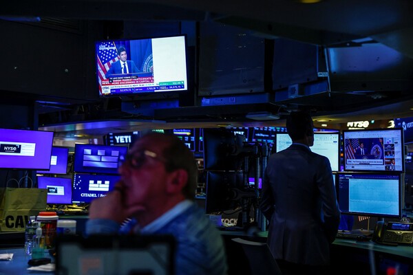 Wall Street Rises on Fed Rate Freeze, Oracle Surge, and SK Hynix Earnings
