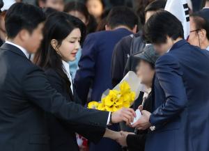 尹 파면 후에도 계속되는 '김건희 <b>의혹</b>'… 明 이어 <b>건진법사</b> '점입가경...