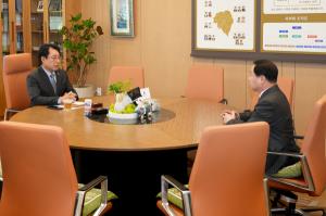조성대 <b>남양주</b>시의회 의장, 주광덕 <b>남양주</b>시장과 화도읍 <b>아파트</b> 주차장...