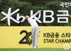 <b>문정민</b>, KLPGA 메이저 KB금융 챔피언십 1R <b>선두</b> 등극