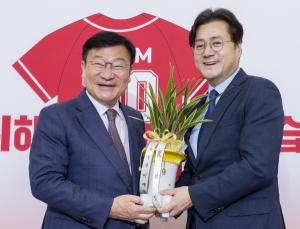 <b>정점식</b>, <b>홍익표</b> 靑수석 <b>접견</b>..."야당 쓴소리도 국정에 반영해야"