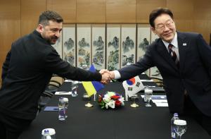 <b>李 대통령</b>·<b>젤렌스키</b> 첫 정상<b>회담</b>…"1억달러 지원·북한 포로 논의"