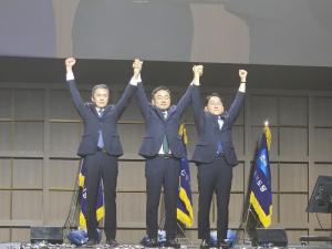 신장식, 조국혁신당 대표 선출..."민주당 적대적 M&A식 합당 거부" - 뉴스 썸네일 이미지