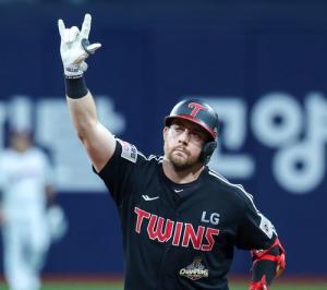 '오스틴 3점포' LG, <b>키움</b>에 <b>역전승</b>… 삼성 4연패 탈출